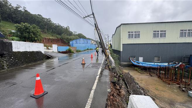 目前现场台电处理中，淡水警方派员管制及疏导。（张铠乙摄）