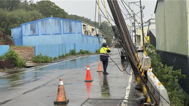 目前现场台电处理中，淡水警方派员管制及疏导。（张铠乙摄）