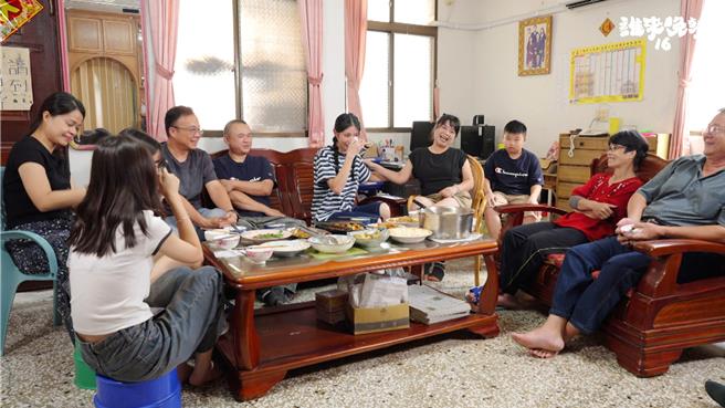 李千娜（中）談起921地震，忍不住落淚。（公視提供）