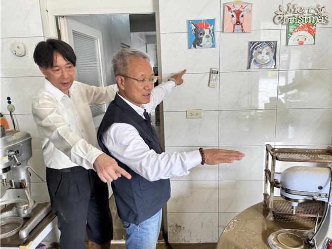 代理县长林茂盛（右）与社会处长林苍蔡（左）勘查灾区。（吴佩蓉摄）