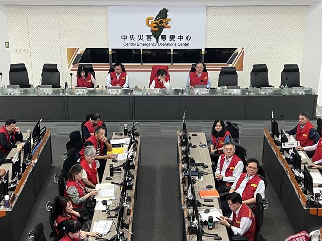 鳳凰颱風中央災害應變中心今日上午舉行第五次工作會報。（王揚傑攝）