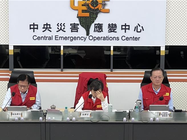 鳳凰颱風中央災害應變中心今日上午舉行第五次工作會報。（王揚傑攝）