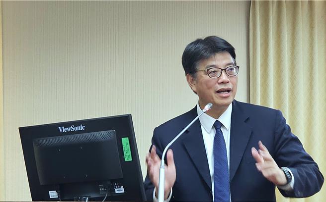 近日「高德地圖」可在台導航成為討論話題，陸委會主委邱垂正12日表示，並不樂見推廣，且應讓大眾清楚相關資安甚至國安風險。（吳泓勳攝）