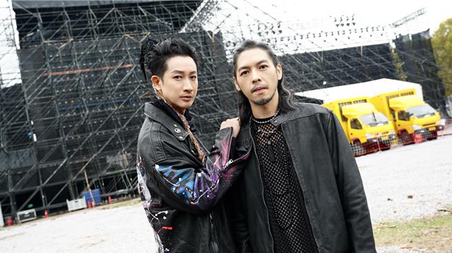 浪花兄弟Darren(左)、常青9日在武漢春浪20周年音樂節合體演出。（杰威爾音樂提供）