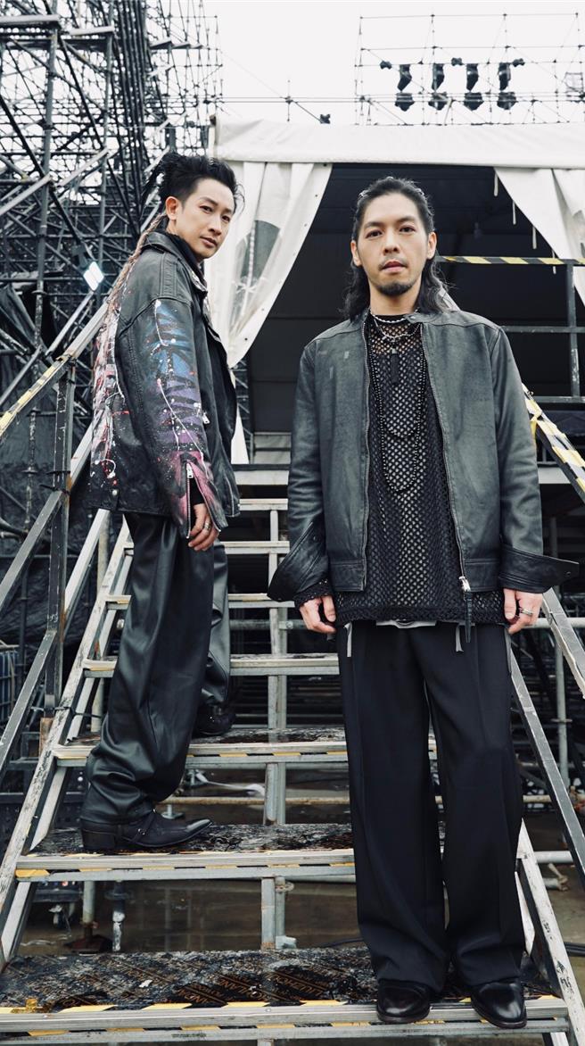浪花兄弟Darren(左)、常青9日在武漢春浪20周年音樂節合體演出。（杰威爾音樂提供）