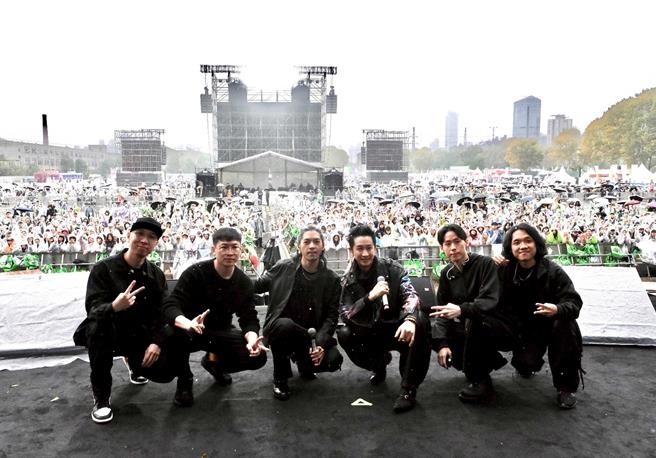 浪花兄弟Darren、常青9日在武漢春浪20周年音樂節合體演出。（杰威爾音樂提供）