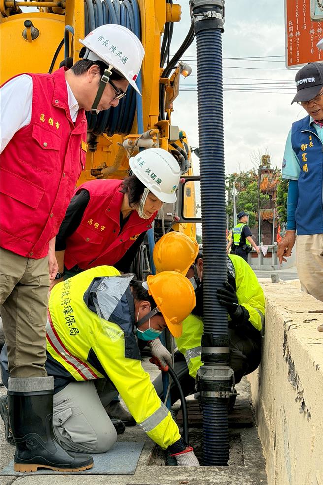 陈其迈视察永安区道路清疏工作。（高雄市政府新闻局提供／林雅惠高雄传真）