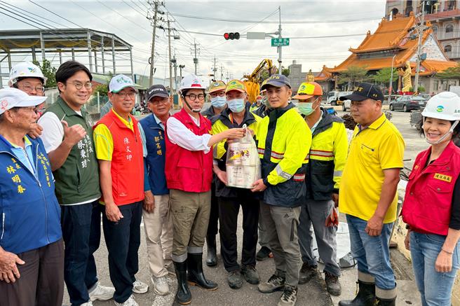 陈其迈视察永安区道路清疏工作，准备饮品慰劳清洁队员，感谢大家在颱风坚守岗位，把握时间加强道路沟渠清疏，确保泄水孔与侧沟畅通。（高雄市政府新闻局提供／林雅惠高雄传真）