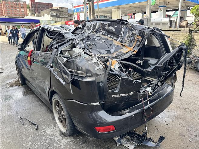 整輛車遭AAV7救災車輾成廢鐵。（吳佩蓉攝）