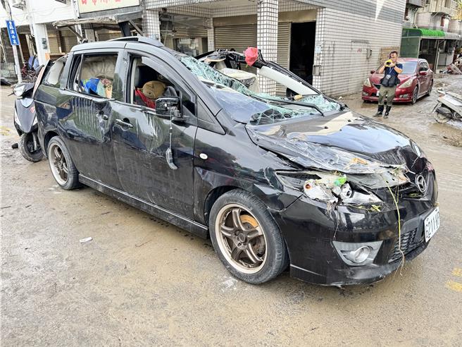 整輛車遭AAV7救災車輾成廢鐵。（吳佩蓉攝）