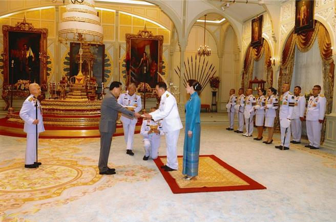 泰国国王瓦吉拉隆功在曼谷接受大陆新任驻泰国大使张建卫递交国书。（摘自新华社）