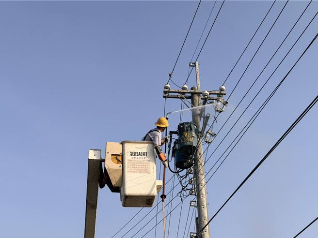 因應鳳凰颱風來襲，台電人員在嘉義地區清洗電桿礙子以利加強防颱。（台電提供／廖素慧嘉義傳真）
