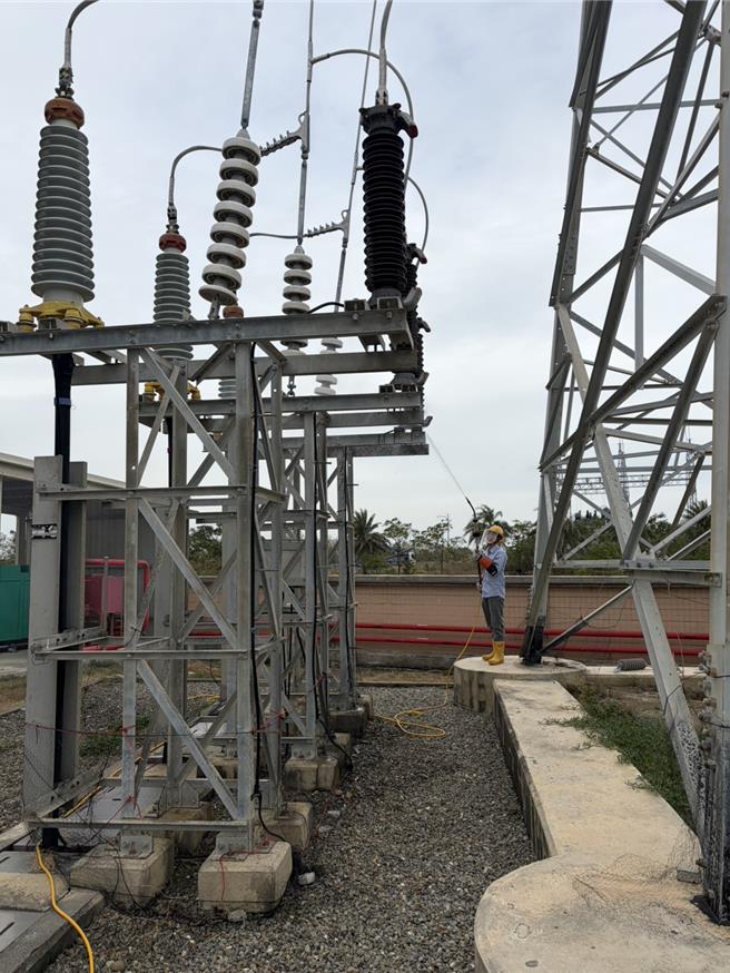 因應鳳凰颱風來襲，台電嘉義區處工班清洗變電所的礙子以加強防颱。（台電提供／廖素慧嘉義傳真）