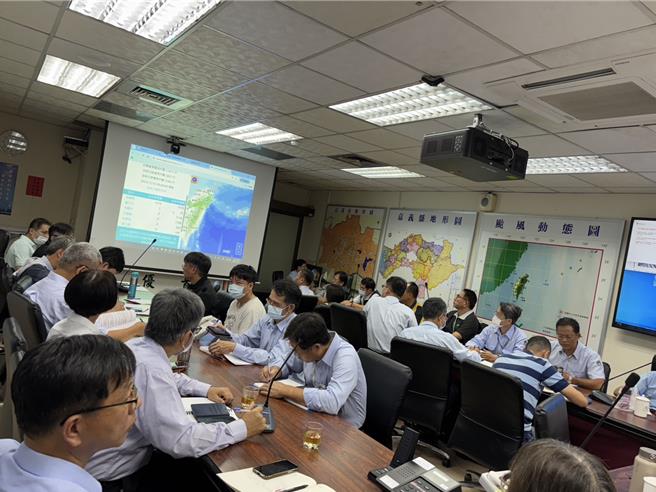 因應鳳凰颱風來襲，台電嘉義區處進行防颱整備作業。（台電提供／廖素慧嘉義傳真）