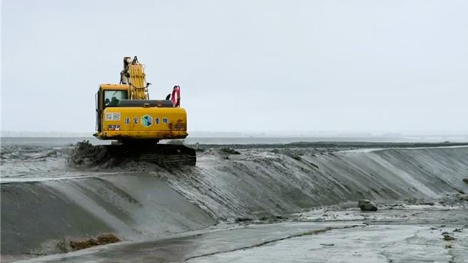 太麻里溪水暴漲，位於溪流上游、隸屬台東縣政府管轄的取水口發生溢流。（蕭嘉蕙攝）