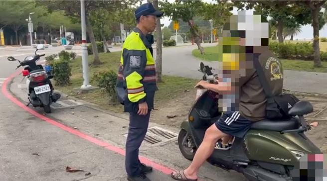 警方於西子灣勸離民眾。（翻攝照片／洪靖宜高雄傳真）