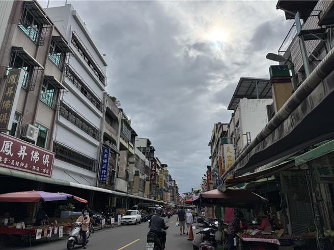 高雄市區上午陽光露臉。（洪靖宜攝）