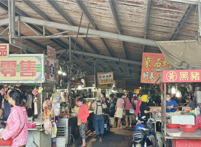 菜市場湧採買人潮。（洪靖宜攝）