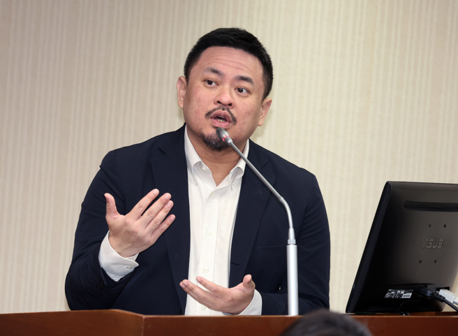 勞動部長洪申翰12日出席立法院社會福利及衛生環境委員會報告業務概況並備詢。（姚志平攝）
