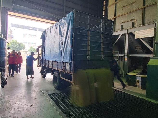 西螺镇农会启动24小时不断电收购稻谷，今上午持续有稻谷车进场卸货。（周丽兰摄）