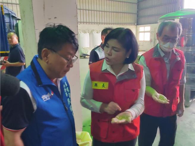 西螺镇农会总干事廖锦富（左一）向县长张丽善（中）说明稻谷湿度与价格的关系。（周丽兰摄）