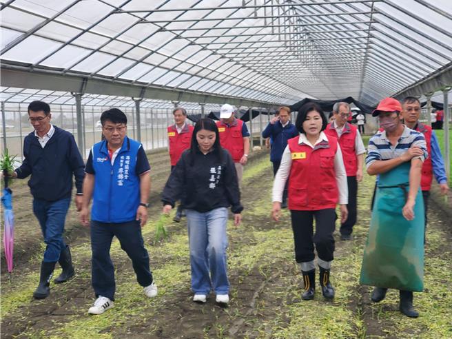 县长张丽善（前排右二）与立委张嘉郡（右三）视察温室空心菜园。（周丽兰摄）