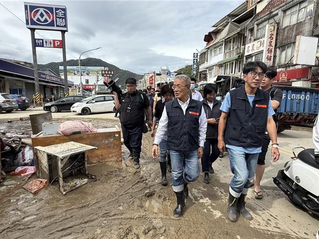 代理县长林茂盛（左）今早亲赴灾区勘灾，强调今日务必完成主要街道清运，让居民明天能恢復上班、上课。（吴佩蓉摄）