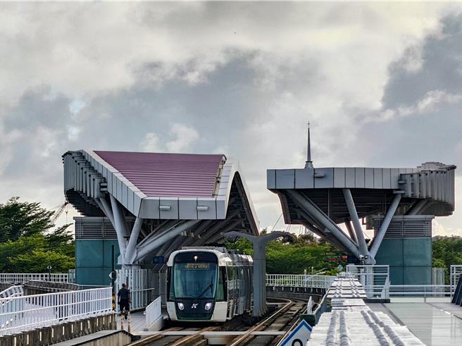 高雄市交通局提醒，颱风假期间包含捷运、轻轨、公车等大眾运输班距均有延长，午后也会视风雨状况调整。（任义宇摄）