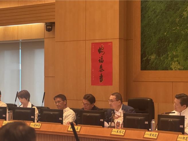 新北市长侯友宜指出，新北市是一个有山有海、多元文化非常适合发展观光休閒的产业，尤其随着明年三大建设即将要完成，新北市的整个观光产业，会搭配整个建设不断地展现出新北的亮点。（柯毓庭摄）