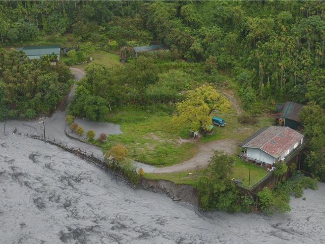 花莲马太鞍溪水10日暴涨后，大量泥水从堤防尾端缺口溢流进万荣乡明利村，截至今天中午大水还是持续一波波涌进社区。（民眾提供／罗亦晽花莲传真）