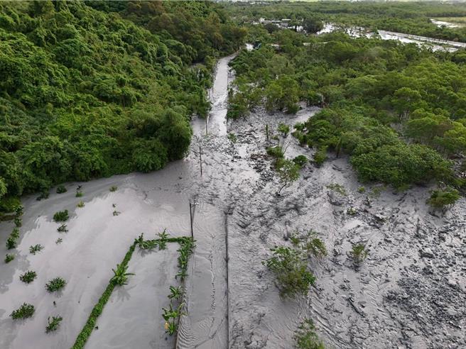 花莲马太鞍溪水10日暴涨后，大量泥水从堤防尾端缺口溢流进万荣乡明利村，截至今天中午大水还是持续一波波涌进社区。（民眾提供／罗亦晽花莲传真）