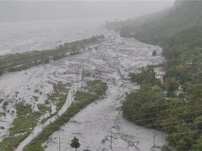 花莲马太鞍溪水10日暴涨后，大量泥水从堤防尾端缺口溢流进万荣乡明利村，截至今天中午大水还是持续一波波涌进社区。（民眾提供／罗亦晽花莲传真）