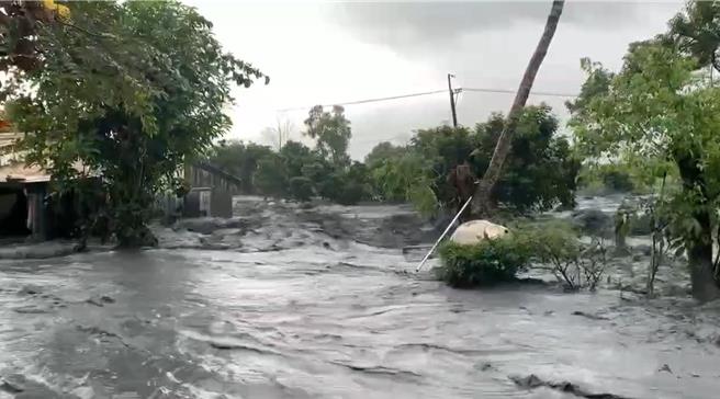 花莲马太鞍溪水10日暴涨后，大量泥水从堤防尾端缺口溢流进万荣乡明利村，截至今天中午大水还是持续一波波涌进社区。（民眾提供／罗亦晽花莲传真）