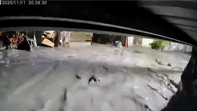 花莲马太鞍溪水10日暴涨后，大量泥水从堤防尾端缺口溢流进万荣乡明利村，重灾区4邻的家屋更是快要被水灭顶。（朝先生提供／罗亦晽花莲传真）