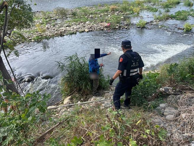 凤凰颱风来袭，台中市警局乌日分局于乌溪河床沿岸劝离12位逗留于公告警戒区域的游客及钓客。（民眾提供）