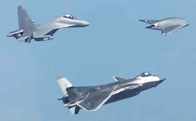 中方空军11月11日发布了庆祝建军76周年的主题微电影《梦远》，首次公开攻击-11隐形无人机与歼-20隐形战机、歼-16D电战机组成空中编队飞行的画面。（中方空军）