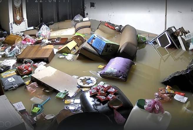 民眾外婆家一楼被水淹没，家具漂浮在泥水中。（图／网友@peijhen948授权提供）