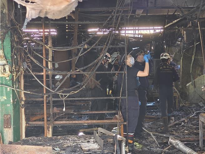 有人謠傳南門市場將走入歷史，桃園市經濟發展局表示，日前會勘後，部分市場攤位與漁市場範圍結構嚴重受損，基於安全考量，17日將進場拆除「受損攤位」結構物，其他未受損攤位仍會繼續營業，此謠言造成民眾、攤商困擾，經發局予以譴責，圖為消防局火調科日前前往市場鑑識。（本報資料照片）