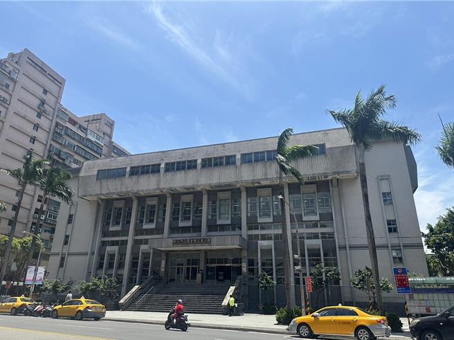 新北市立圖書館三重分館因老舊不堪使用，今（12）日在新北市府市政會議上提報拆除，文化局計畫在原址重建新北市立圖書館第二總館取代，預計民國116年起施工、120年完工。（圖／新北市文化局）