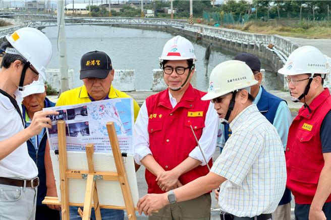 凤凰颱风预计12日午后登陆台湾南部，高雄市长陈其迈上午前往永安北沟排水系统视察，检视护岸整治成果与抽水设备整备情形。（高市府新闻局提供／洪浩轩高雄传真）