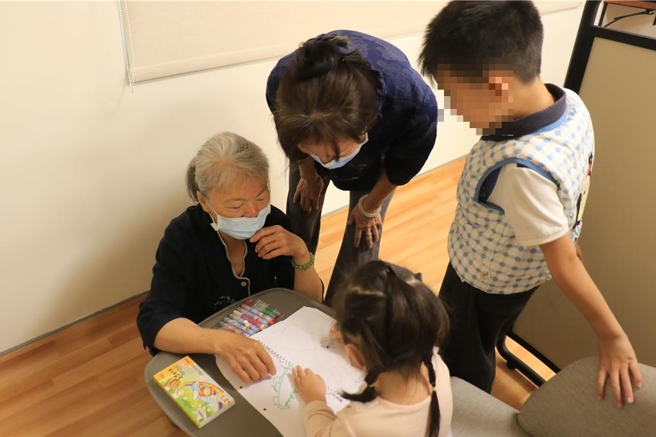 院方志工协助照顾同仁子女。（医院提供／李京升台中传真）