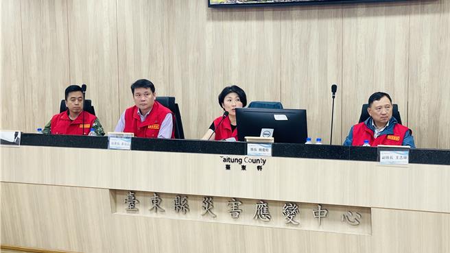 受到凤凰轻颱外环流影响，台东县偏远山地乡或部落道路落石、落枝阻塞现象，县府临时宣布达仁乡土坂国小于今（12）日下午12时40分宣布提早放学与停止上班上课。（萧嘉蕙摄）