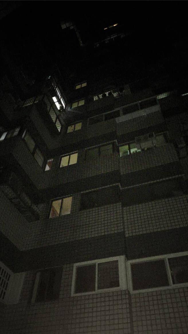 高雄市大樹區今（12）日凌晨發生住宅大樓火警，8樓一戶住家客廳起火冒出濃煙，消防局獲報後迅速派遣人車前往搶救，並疏散大樓住戶，消防人員進入火場時，發現屋內仍有一名75歲老翁在臥室睡覺，立即將他救出送醫，所幸意識清楚、無生命危險。（高雄市消防局提供／林雅惠高雄傳真）