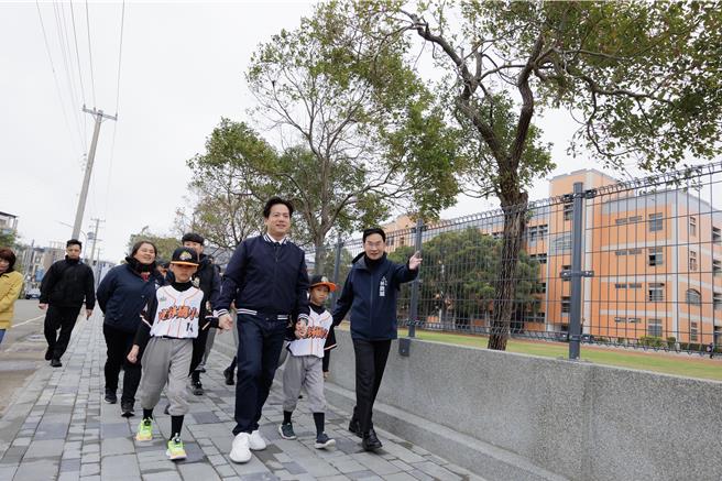 新竹市112年起針對竹市各級學校全面盤點，大力改善學校周邊道路及路口交通，並推動設置通學步道，截至今年10月已有14校通學步道完工。（新竹市府提供／邱立雅竹市傳真）