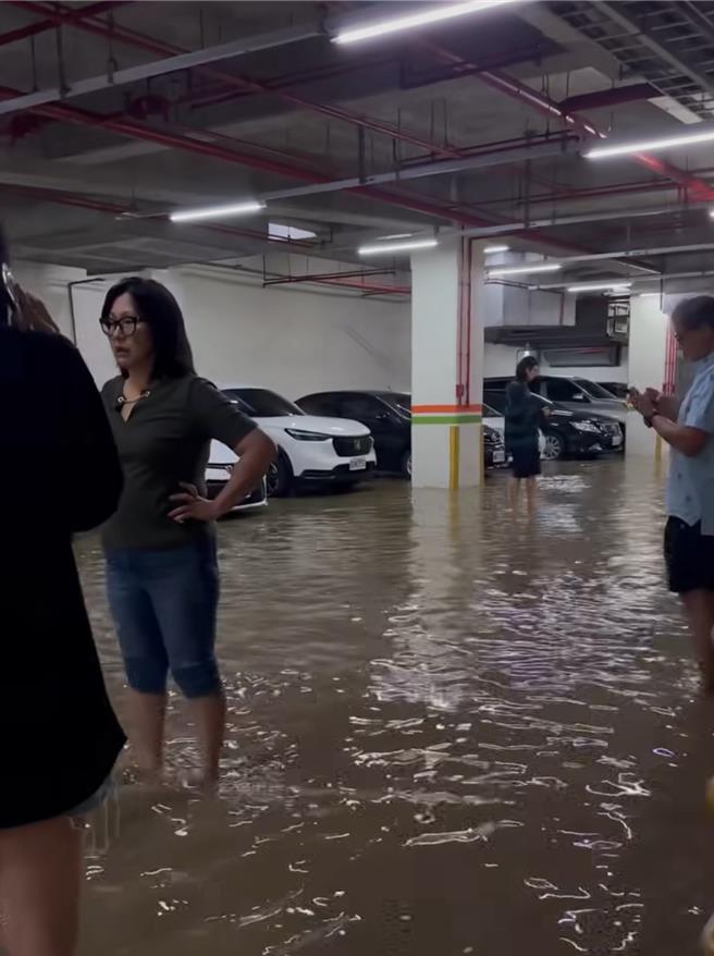 苏澳烟波饭店地下停车场惨成水族馆。（民眾提供／吴佩蓉宜兰传真）