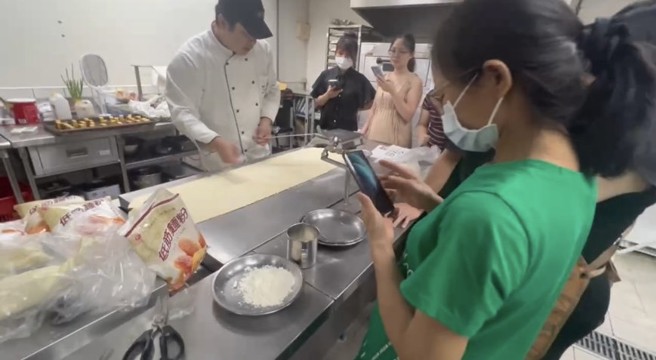 越南學生們努力學習廚藝和語言能力。（開南大學提供）