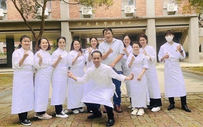 越南學生們得獎都很高興。（開南大學提供）