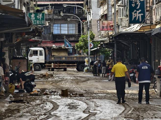 國民黨吳宗憲今天前往宜蘭勘災，並批中央治水不能慢半拍，要求加速審查與核定蘇澳溪分洪道工程。（立委吳宗憲提供）