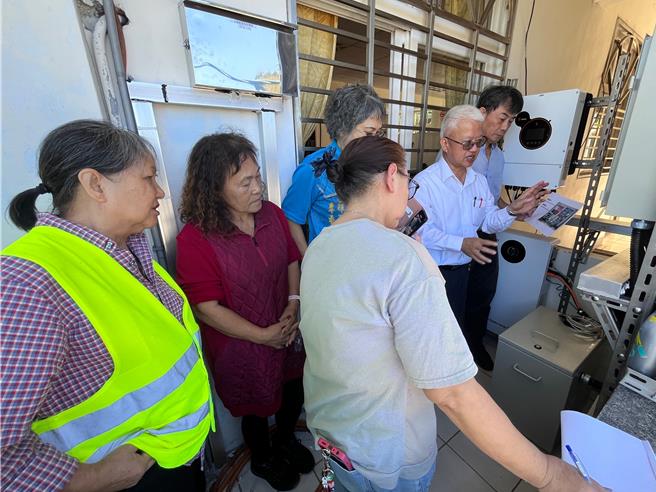 健行科技大學師生在桃園市復興區奎輝里辦公處（兼避難所）完成「太陽能＋儲能」防災備援系統建置。（健行科大提供／呂筱蟬桃園傳真）