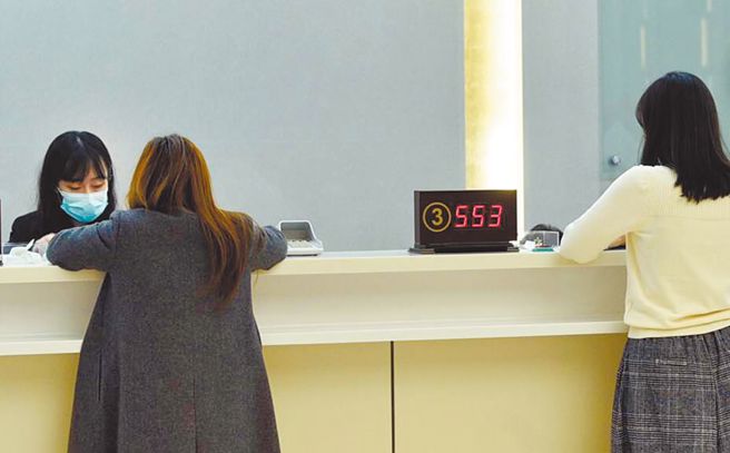 網紅潔媽昨到銀行匯款給女兒，被行員極力阻止，最後搞了1.5小時才處理好，讓她超無奈。圖為民眾到銀行辦事畫面。（本報資料照片）